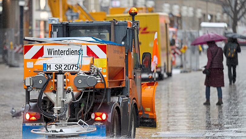 Bei der nächsten extremen Glätte wird der Winterdienst in München nicht nur Splitt auf Geh- und Radwegen ausstreuen.