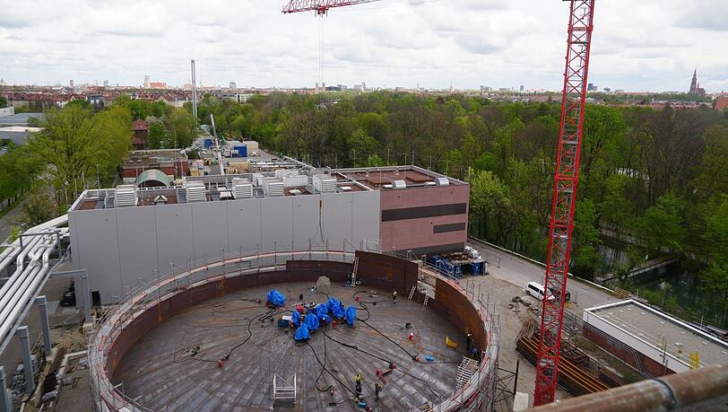 Münchens neuer Megatank wächst auf dem Gelände der früheren Müllverbrennungsanlage Süd in die Höhe. Der Behälter soll später einmal 45.000 Kubikmeter heißes Wasser speichern.