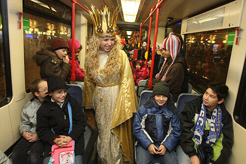 Rebekka und ihre Fans: 40 Nürnberger Kids wurden vom Christkind höchstpersönlich mit der Straßenbahn zu einer Weihnachtsfeier nach St. Peter gefahren.