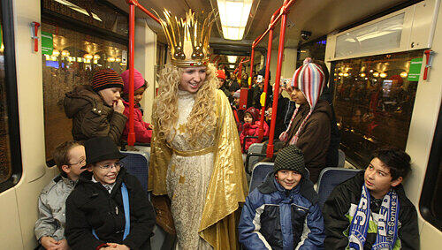 Rebekka und ihre Fans: 40 Nürnberger Kids wurden vom Christkind höchstpersönlich mit der Straßenbahn zu einer Weihnachtsfeier nach St. Peter gefahren. Rebekka und ihre Fans: 40 Nürnberger Kids wurden vom Christkind höchstpersönlich mit der Straßenbahn zu einer Weihnachtsfeier nach St. Peter gefahren.
