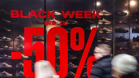 Die Gesch&auml;fte buhlen vor dem Black Friday um die Gunst der Kunden.