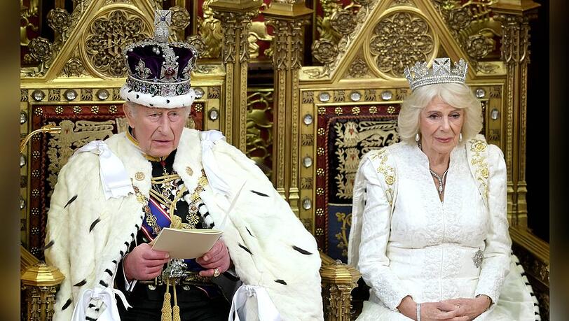 K&ouml;nig Charles und K&ouml;nigin Camilla w&auml;hrend der traditionsreichen King's Speech.