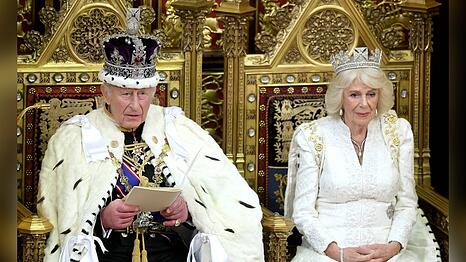 K&ouml;nig Charles und K&ouml;nigin Camilla w&auml;hrend der traditionsreichen King's Speech.