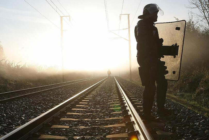 Auch die Gleise auf der Strecke von La Hague nach Gorleben müssen von Polizisten bewacht werden.
