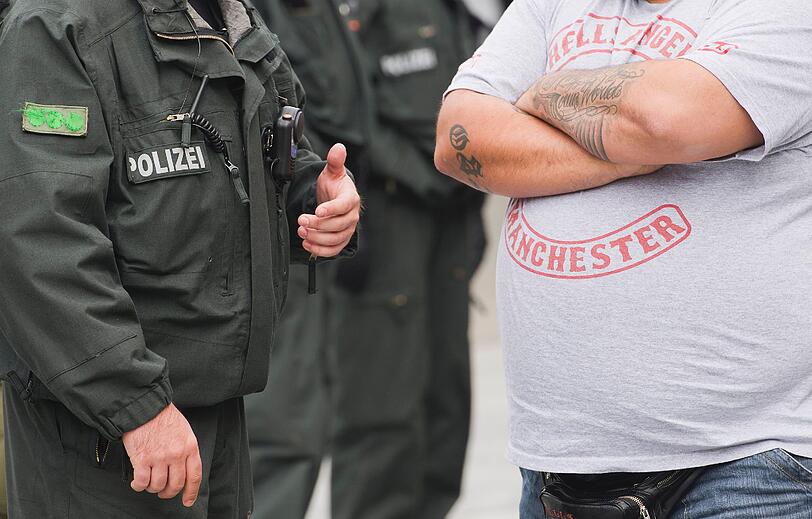 Mitglieder der Hells Angels werden verhört.