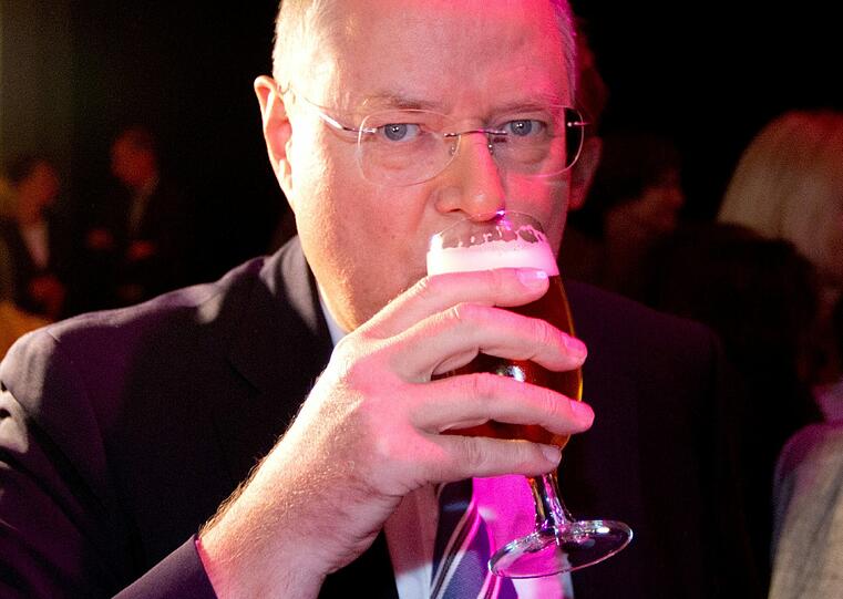 Peer Steinbrück genehmigt sich nach dem TV-Duell ein Bier.