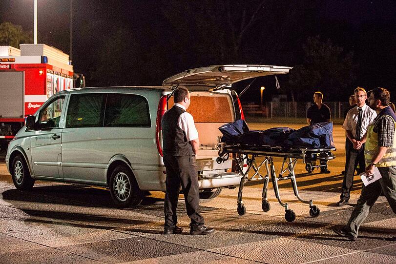 Die Inline-Skaterin wurde bei dem Unfall 50 Meter weit geschleudert. Ihre Leiche wird abtransportiert.