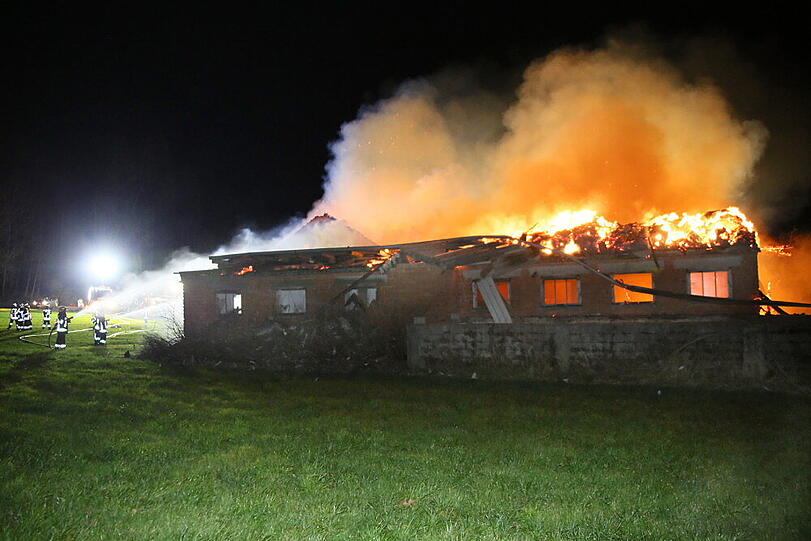Scheunenbrand in Litlbach. Die Bilder vom Feuerwehreinsatz.