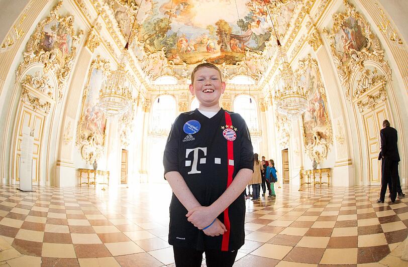 Der 15-jährige William Stuhlreyer (vorne, r), seine Mutter Kim (vorne, l), seine Schwester Ellie (hinten, r) und sein Vater Tom haben am Donnerstag das Schloss Nymphenburg besucht. Die Bilder.