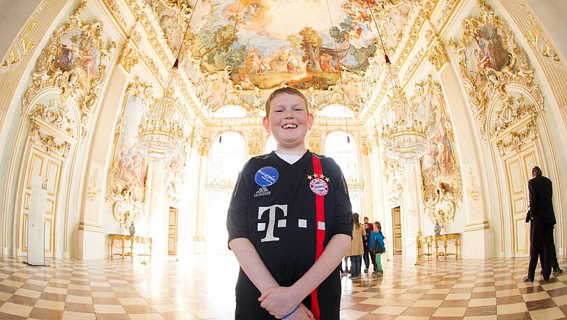 Der 15-jährige William Stuhlreyer (vorne, r), seine Mutter Kim (vorne, l), seine Schwester Ellie (hinten, r) und sein Vater Tom haben am Donnerstag das Schloss Nymphenburg besucht. Die Bilder. Der 15-jährige William Stuhlreyer (vorne, r), seine Mutter Kim (vorne, l), seine Schwester Ellie (hinten, r) und sein Vater Tom haben am Donnerstag das Schloss Nymphenburg besucht. Die Bilder.
