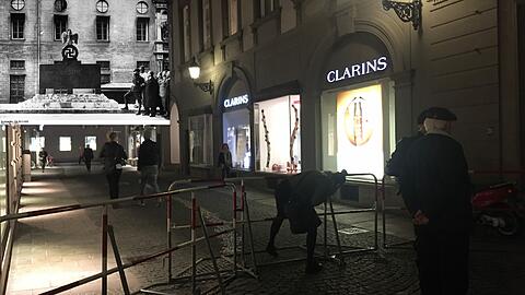 Die Viscardigasse am Montag: von der Polizei versperrt. Links oben: Das frühere Ehrenmal an der Feldherrnhalle: Wer hier nicht den Hitlergruß zeigen wollte, nahm die sogenannte Drückebergergasse.