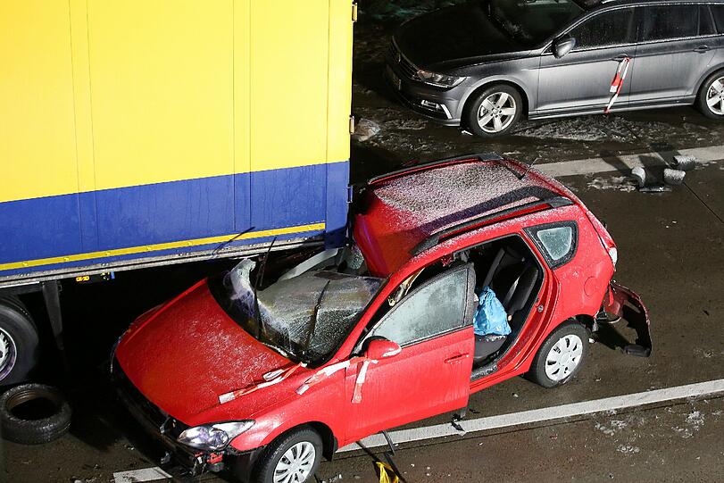 Mindestens 26 Autos, drei Sattelzüge und ein Kleinlaster sind am Samstag auf der A1 zwischen Hamburg und Lübeck ineinandergekracht.