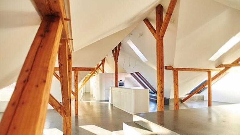Zwischen den Dachbalken steht die unfallsichere Designerküche.