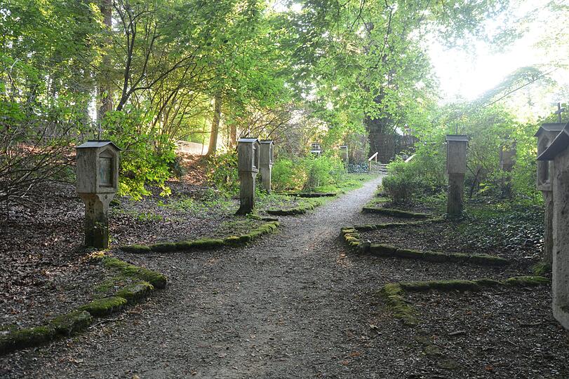 Der Kreuzweg vor der Kapelle.