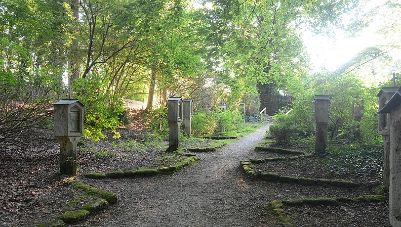 Der Kreuzweg vor der Kapelle. Der Kreuzweg vor der Kapelle.