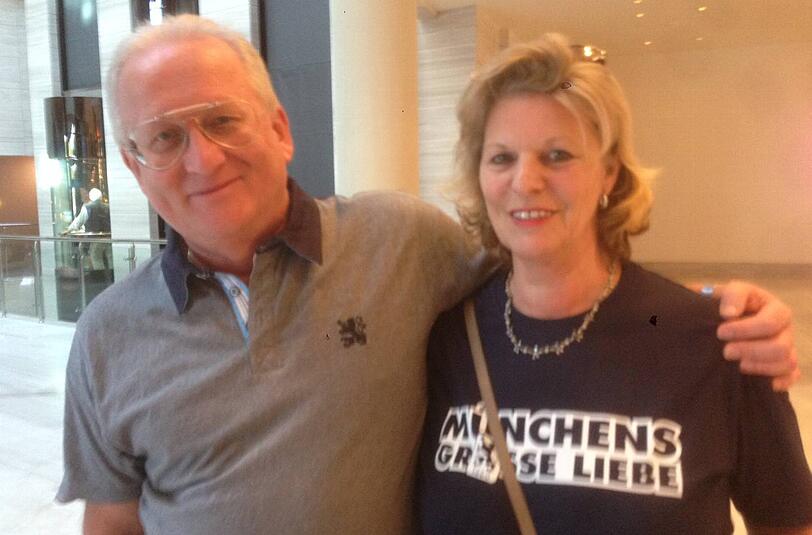 Das sagen die 1860-Fans Gerhard und Gabi Senn: "Die Bayern haben keinen Sex, die haben das Geld, wir haben den Sex. Uns zeichnet aus, dass wir leidensfähig sind. Wir sind ein Münchner Verein, wir sind eine Familie."