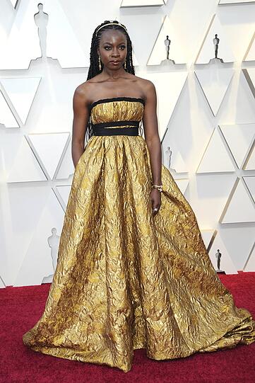 Flop: Trotz opulenter Farbwahl ist das Kleid von Danai Gurira gewöhnungsbedürftig.