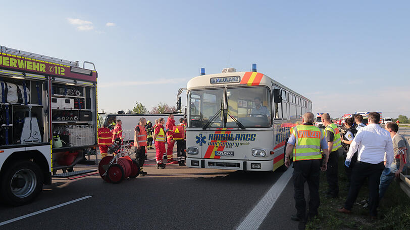 Bilder vom Unfallort auf der A9, wo sich ein Flixbus überschlagen hat. Ein Fahrgast ist ums Leben gekommen, etliche weitere erlitten zum Teil schwerste Verletzungen.