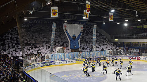 Die Fankurve des HC Ambri-Piotta bei einem Derby gegen Lugano.