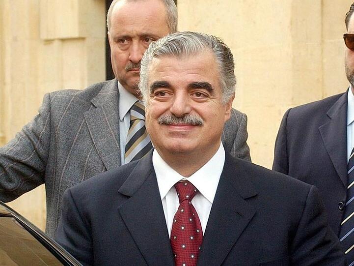 Der frühere libanesische Premierminister Rafik Hariri (M) im Jahr 2004.