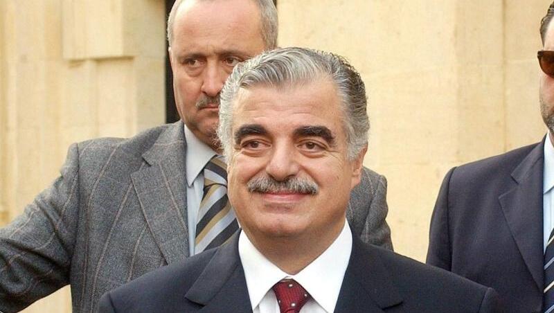 Der frühere libanesische Premierminister Rafik Hariri (M) im Jahr 2004. Der frühere libanesische Premierminister Rafik Hariri (M) im Jahr 2004.