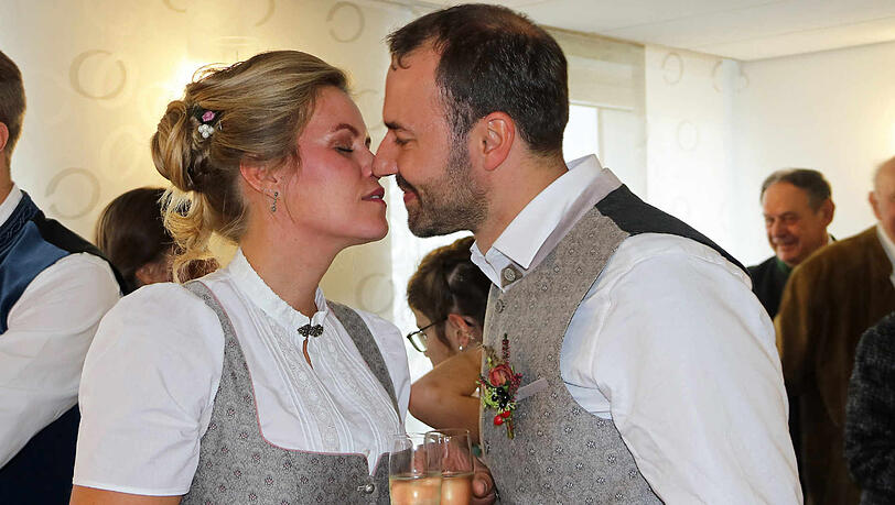 Christian und Barbara haben geheiratet! Die Bilder der standesamtlichen Trauung. Christian und Barbara haben geheiratet! Die Bilder der standesamtlichen Trauung.