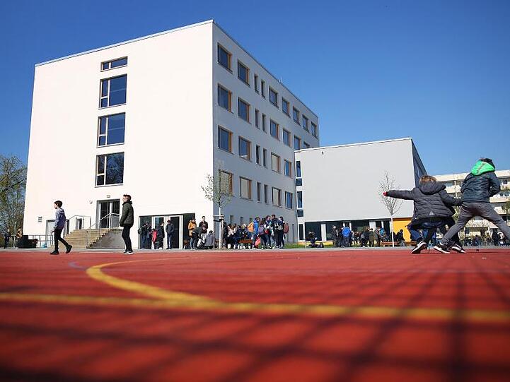 Ein Gymnasium während einer Pause.
