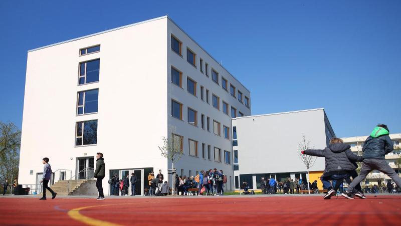 Ein Gymnasium während einer Pause. Ein Gymnasium während einer Pause.
