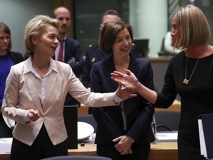 Ursula von der Leyen mit Kolleginnen bei einem Treffen der Verteidigungsminister der Europäischen Union im Europa-Gebäude.