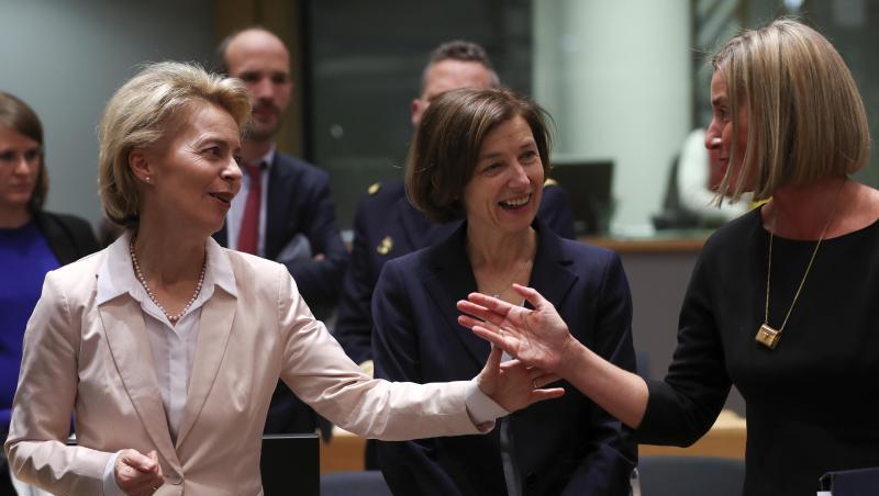 Ursula von der Leyen mit Kolleginnen bei einem Treffen der Verteidigungsminister der Europäischen Union im Europa-Gebäude. Ursula von der Leyen mit Kolleginnen bei einem Treffen der Verteidigungsminister der Europäischen Union im Europa-Gebäude.
