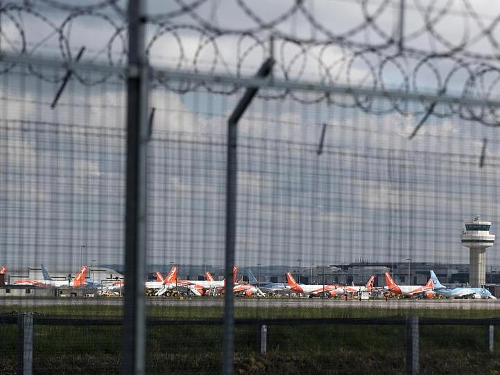 Passagierflugzeuge der Fluggesellschaft Easyjet stehen am Flughafen Gatwick in Sussex geparkt.