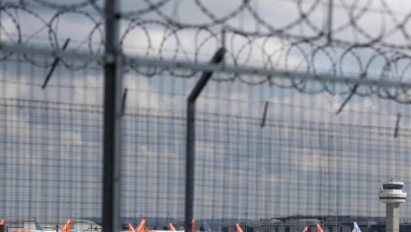 Passagierflugzeuge der Fluggesellschaft Easyjet stehen am Flughafen Gatwick in Sussex geparkt.