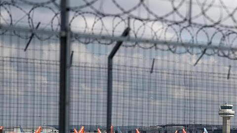 Passagierflugzeuge der Fluggesellschaft Easyjet stehen am Flughafen Gatwick in Sussex geparkt.