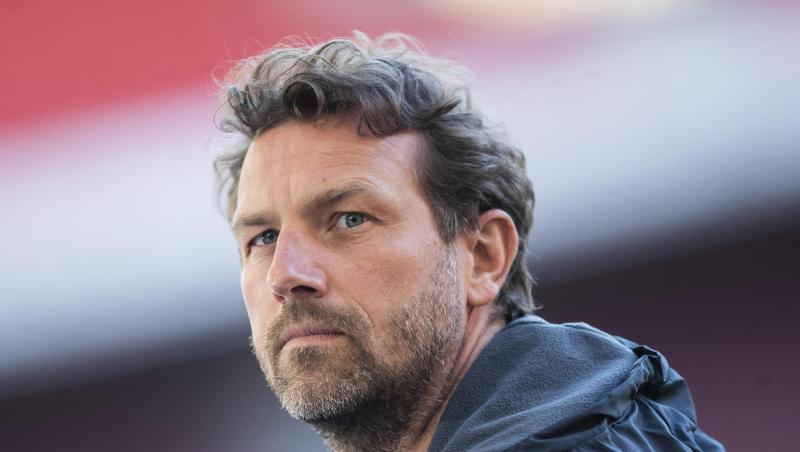 Augsburgs Trainer Markus Weinzierl steht vor einem Spiel im Stadion.