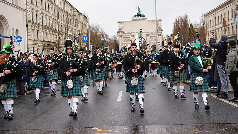 Dudelsackspieler durften bei der großen St.-Patrick's-Day-Parade in München natürlich auch nicht fehlen. Dudelsackspieler durften bei der großen St.-Patrick's-Day-Parade in München natürlich auch nicht fehlen.