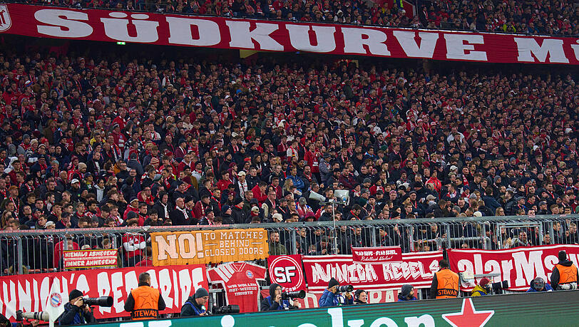 Bedrückende Stille: Die Bayern-Anhänger in der Südkurve zeigen sich vom Drama um den Anhänger tief bewegt und drücken ihre Trauer mit schweigenden Respekt aus.