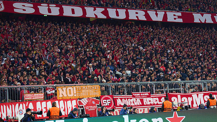 Bedrückende Stille: Die Bayern-Anhänger in der Südkurve zeigen sich vom Drama um den Anhänger tief bewegt und drücken ihre Trauer mit schweigenden Respekt aus.
