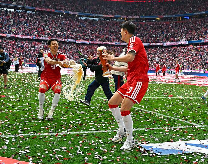 Minjae Kim (r.) und Hiroki Ito haben sichtlich Spa&szlig;.