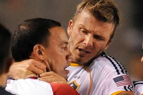 Alles im Griff: David Beckham bei der Würgeattacke gegen David Hernandez vom FC Dallas.