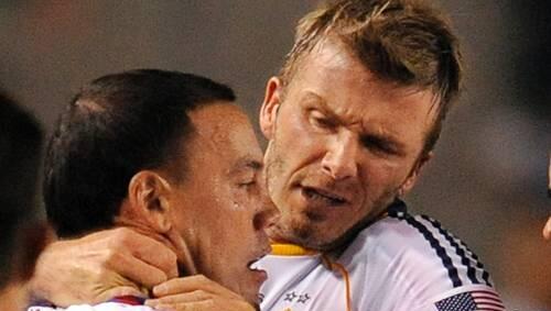 Alles im Griff: David Beckham bei der Würgeattacke gegen David Hernandez vom FC Dallas. Alles im Griff: David Beckham bei der Würgeattacke gegen David Hernandez vom FC Dallas.