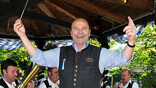 Da hat er noch gut lachen: Wiesn-Wirt Sepp Krätz in seinem Sommerbiergarten.Noch im März steht er wegen Steuerhinterziehung vor dem Landgericht München I. Da hat er noch gut lachen: Wiesn-Wirt Sepp Krätz in seinem Sommerbiergarten.Noch im März steht er wegen Steuerhinterziehung vor dem Landgericht München I.