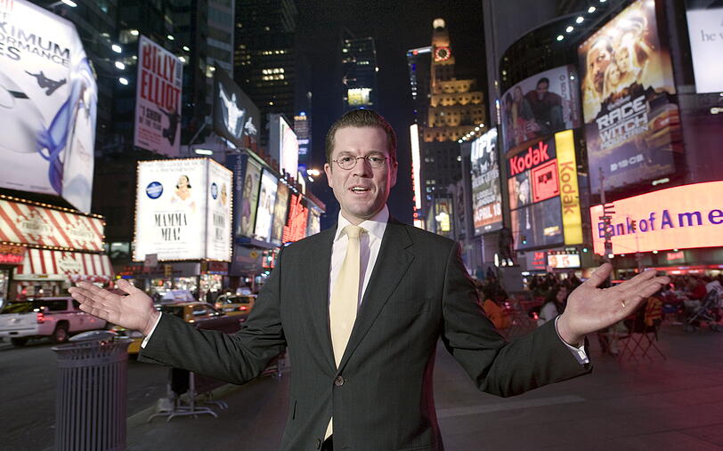Karl-Theodor zu Guttenberg als aufstrebender Wirtschaftsminister n New York auf dem Times Square