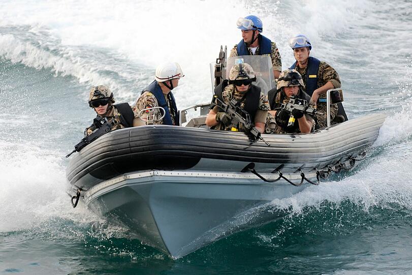 Am Samstag hat Deutschland zum ersten Mal die Fuehrung der europäischen Anti-Piraten-Mission "Atalanta" übernommen. Bald könnten private Sicherheitsleute dafür zum Einsatz kommen.