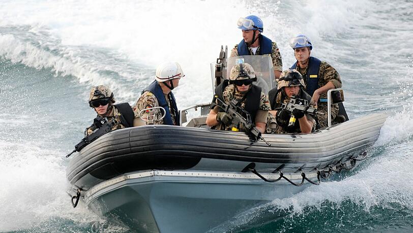 Am Samstag hat Deutschland zum ersten Mal die Fuehrung der europäischen Anti-Piraten-Mission "Atalanta" übernommen. Bald könnten private Sicherheitsleute dafür zum Einsatz kommen. Am Samstag hat Deutschland zum ersten Mal die Fuehrung der europäischen Anti-Piraten-Mission "Atalanta" übernommen. Bald könnten private Sicherheitsleute dafür zum Einsatz kommen.