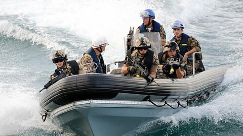Am Samstag hat Deutschland zum ersten Mal die Fuehrung der europäischen Anti-Piraten-Mission "Atalanta" übernommen. Bald könnten private Sicherheitsleute dafür zum Einsatz kommen.