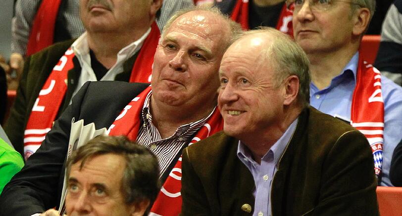 Zufriedene Zuschauer im Audi Dome: Präsident Uli Hoeneß und Stellvertreter Rudolf Schels.