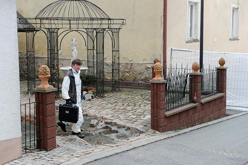 Ein Hinterhof in Lichtenberg: Die Polizei geht neuen Hinweisen nach und sucht nach der Leiche der vermissten Peggy