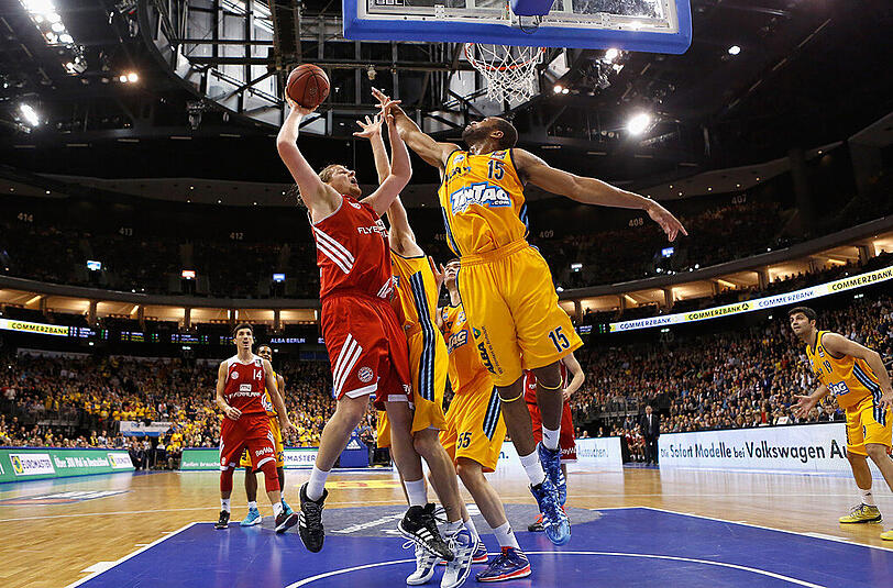 Mit harten Bandagen: Bayerns John Bryant gegen den Berliner Reggie Redding.