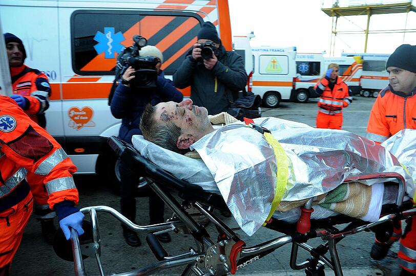 Die Geretteten der Adria-Fähre werden von Sanitätern versorgt