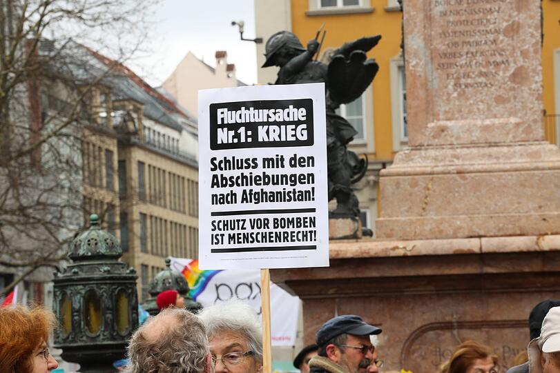 Traditionell zu Ostern marschieren die Menschen durch zahlreiche deutsche Städte. Auch in München demonstrieren hunderte für den Frieden.